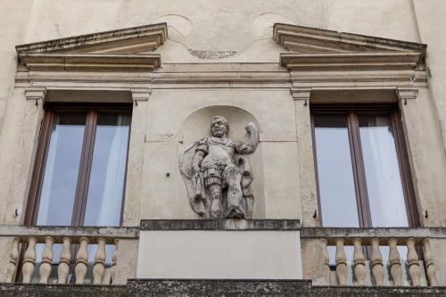 Dettaglio facciata Palazzo Garzadori