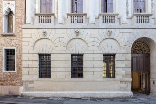 Dettaglio facciata Palazzo Iseppo da Porto Festa