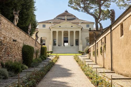 Esterno Villa Almerico Capra